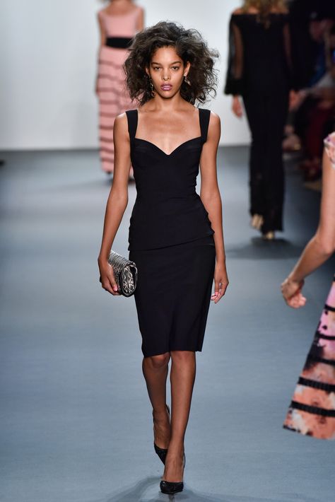 Searching for a LBD like this one Lbd Outfit Classy, Lbd Outfit, Black Dress Outfit Party, 2019 Runway, Black Dresses Classy, English Fashion, Outfit Classy, Classic Clothing, Chiara Boni