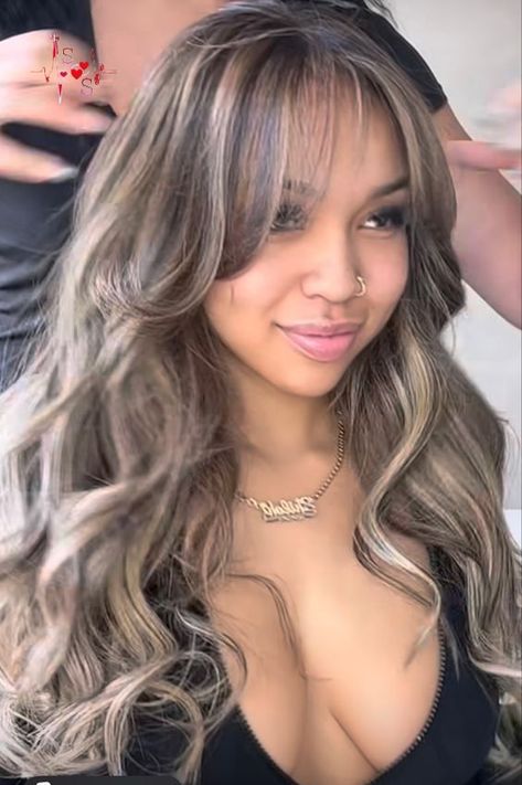 Chunky Highlights 2023, Hair Dye Color For Curly Hair, Baddie Haircolor Ideas, Hispanic Highlights Hair, Hair Color For Brown Skin Latina Short, Hair Color For Wavy Hair Natural Curls, Mulatto Hair Color, New Hair Colors 2024, Top Sleeve Tattoo Women