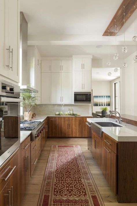 a cozy mid century modern kitchen with white upper cabinets, MDF lower ones and a retro rug for a touch of color Walnut Lowers White Uppers, Slab Front Kitchen Cabinets, Kitchen Midcentury, Kitchen Walnut, Kitchen Minimal, Top Cabinets, Color Cabinet, Model Dapur, Two Tone Kitchen Cabinets