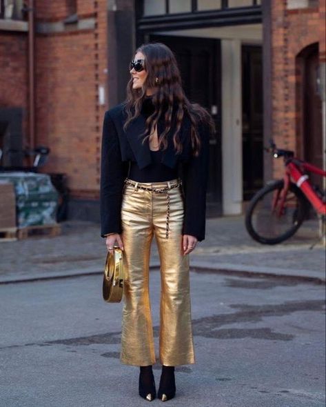 Gold Leggings Outfit, Gold Pants Outfit, Leather Pants Street Style, Marianne Theodorsen, 2023 Street Style, Metallic Trousers, Cute Christmas Outfits, Gold Pants, Metallic Pants