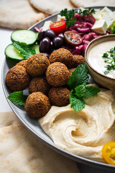 Falafel Plate, Hummus Falafel, Falafel With Hummus, Mezze Table, Middle Eastern Food Table, Falafel Food Photography, Hummus Platter Presentation, Falafel Platter, Hummus Photography