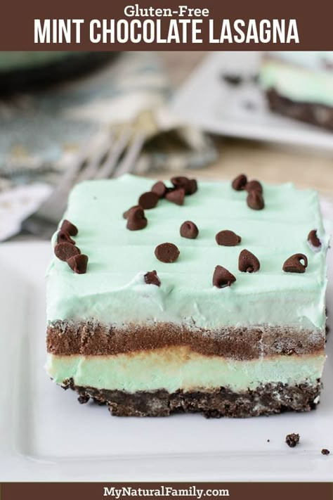 This is the best ever mint gluten-free chocolate lasagna recipe. It's so easy because you don't have to bake it and you'll love the layers of chocolate vanilla cream cookies, Cool Whip and chocolate pudding. Chocolate Lasagna Cake, Lasagna Cake, Chocolate Lasagna Dessert, Lasagna Dessert, Chocolate Lasagna Recipe, Chocolate Lasagna, Dessert Simple, Mint Chocolate Chips, Gluten Free Chocolate