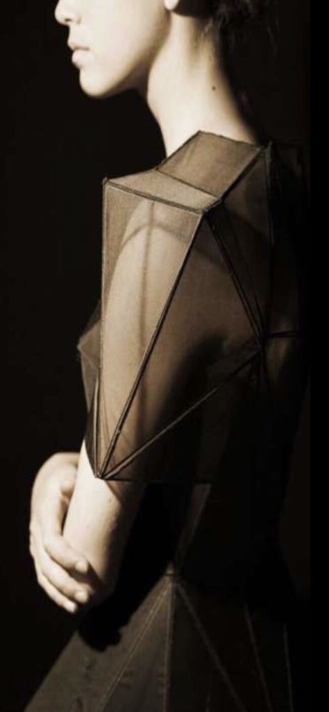 Mode Origami, Structured Fashion, Architectural Fashion, Structural Fashion, Detail Couture, Origami Fashion, Sculptural Fashion, Geometric Fashion, Robert Mapplethorpe