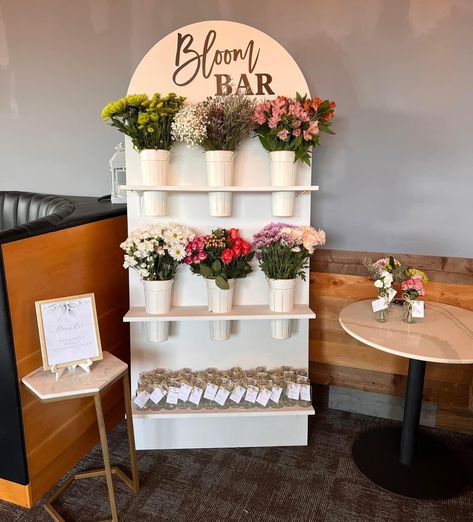 Diy Bouquet Station, Flower Bar Set Up, Bloom Bar Ideas, Bouquet Station, Bouquet Bar, Bloom Bar, Diy Eid Gifts, Love Is In Bloom, Flower Shop Interiors