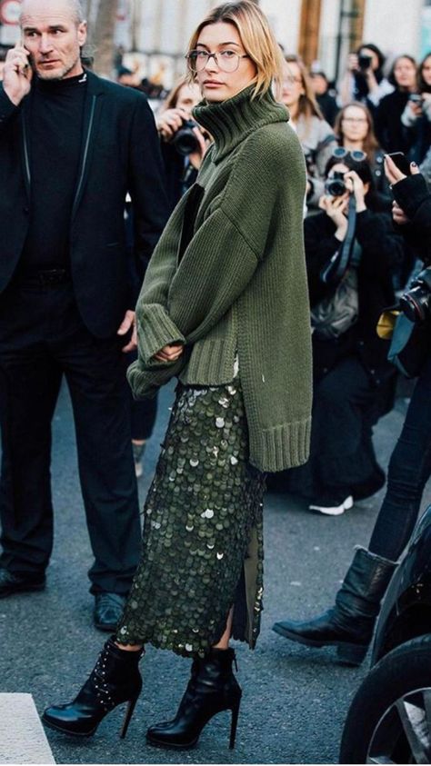 Love this casual feel to a glittery skirt #outfitideas #wintertrends #winterstyle Look Winter, Rok Outfit, London Fashion Weeks, Monochrome Outfit, Paris Mode, Looks Street Style, Street Style Trends, Fashion Weeks, Street Style Inspiration