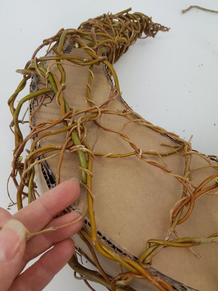 Weaving Dried Flowers, Woven Flowers, Willow Wreath, Twig Art, Curly Willow, Willow Weaving, Floral Art Design, Weaving Tutorial, Rustic Crafts