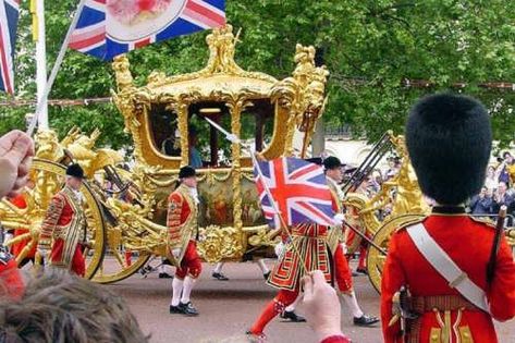 Traditions and Customs in Great Britain - English for everyone Yeoman Warder, Long Black Boots, London Brighton, British Celebrities, Prince Charles And Camilla, Golden Jubilee, Platinum Jubilee, Black Horses, Classic Songs