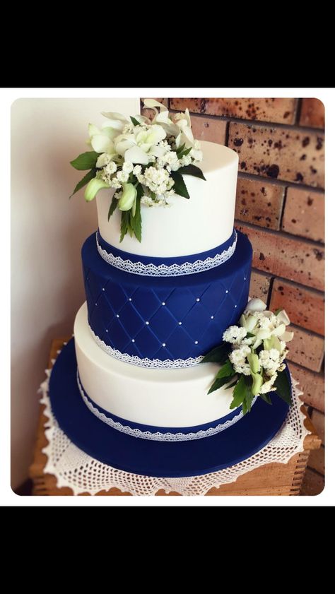 Navy and White Wedding Cake. Navy Blue Wedding Cake Ideas, Navy Blue And White Wedding Cake, Wedding Cake Dark Blue, Navy And White Wedding Cake, Blue Wedding Cupcakes, Royal Blue Wedding Cakes, Royal Blue Cake, White Wedding Cupcakes, Navy And White Wedding