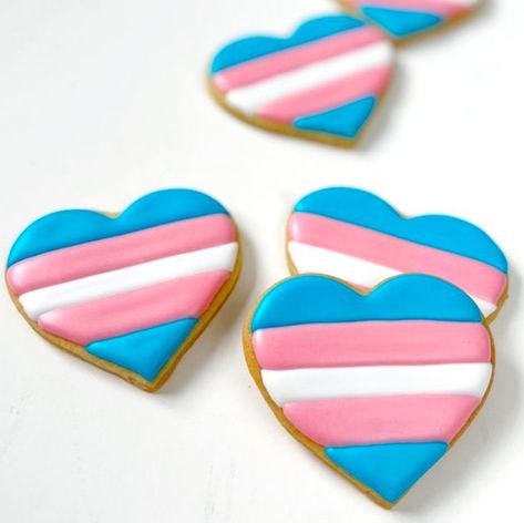 Trans Party Ideas, Trans Cake Ideas, Pride Biscuits, Pride Dessert Ideas, Pride Cookies Decorated, Trans Cake, Pride Treats, Pride Recipes, Trans Party