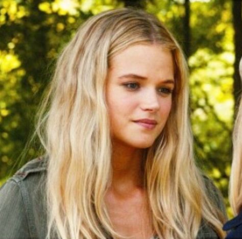 Gabriella Wilde Aesthetic, Gabrielle Wilde, Gabrielle Delacour, Snowflake Aesthetic, Gabriella Wilde, Face Claims, Beautiful Hair, Pinterest Likes, The Outsiders