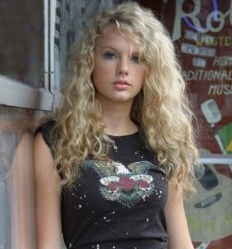 Teen Taylor Swift, Taylor Swift Country, Debut Era, Young Taylor Swift, Taylor Swift Playlist, Taylor Swift Cute, Taylor Swift Facts, Boss Girl, Swift Photo