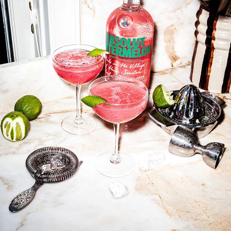 Create the perfect Absolut Watermelon Cosmopolitan with this step-by-step guide. Fill a shaker with ice cubes. Add all ingredients. Shake and strain into a cocktail glass. Garnish with lime. Absolut Watermelon Vodka, Triple Sec, Lime Juice, Cranberry Juice, Lime Cosmopolitan Recipe, Juice Ice Cubes, Glass Garnish, Watermelon Recipes, Triple Sec, Vodka Cocktails, Cranberry Juice, Adult Drinks, Cocktail Glass