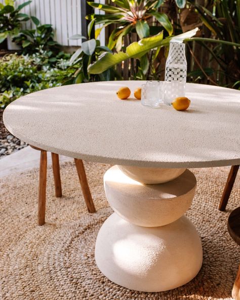 How to Make a Sculptural Outdoor Table (Anthro Dupe!) How To Build A Round Outdoor Table, Round Garden Table Diy, Circle Outdoor Table, Diy Outdoor Pedestal Table, Diy Round Outdoor Dining Table, Diy Table Outdoor, Circle Dining Table Diy, Round Wood Table Diy, Diy Round Dining Table Base