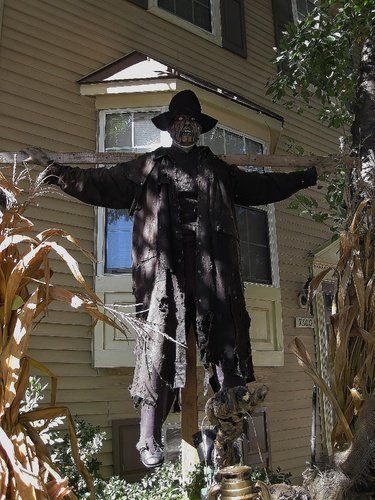 Easy Outdoor Halloween Decorations, Halloween Party Decor Diy, Halloween Diy Outdoor, Outdoor Halloween Decorations, Halloween Outside, Halloween Props Diy, Halloween Scarecrow, The Creeper, Halloween Decorations Diy Outdoor