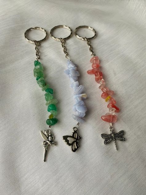 Cute Homemade Keychains, Diy Beaded Keychain Ideas, Cute Keychain Ideas Diy, Glass Bead Keychain, Home Made Keychains, Cute Diy Keychains, Beads Keychain Ideas, Key Chains Diy Handmade, Bead Keychain Diy