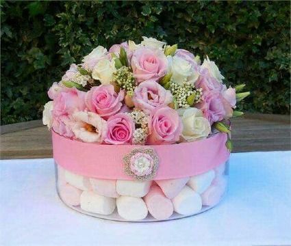 centros de mesa con bombones y flores Pink Wedding Decorations, Deco Floral, Flower Centerpieces, Flower Boxes, Pink Wedding, Ikebana, Flower Shop, Pretty Flowers, Table Centerpieces