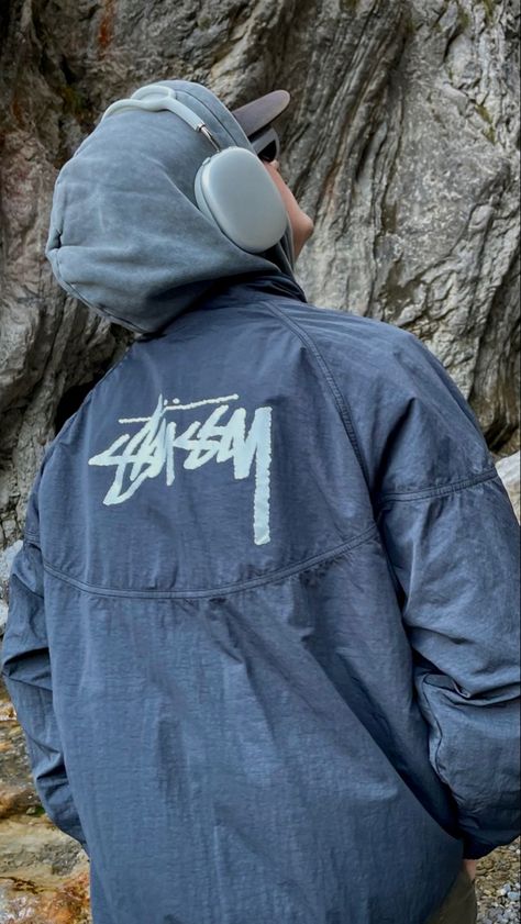 Stussy Stüssy airpodmax fashion designer Streetwear style mens inspo Vintage Outfits Boys, Stussy Fashion, Supreme Outfit, Jones Aesthetic, Bape Streetwear, Stussy Hoodie, Supreme Nike, Streetwear Fits, Model Lifestyle