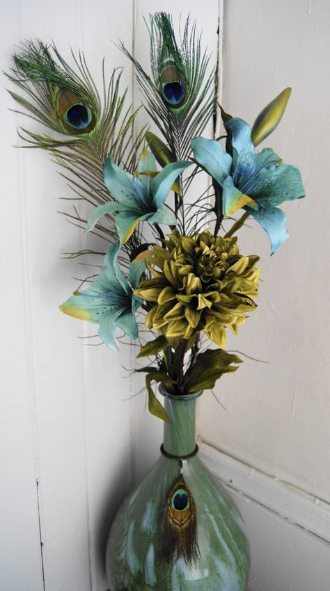 Flower arrangement with peacock feathers! <3 Beautiful home decor! Peacock Feather Decor, Peacock Living Room, Sandra Brown, Feather Centerpieces, Red Magic, Peacock Theme, Peacock Decor, Feather Decor, Feather Crafts