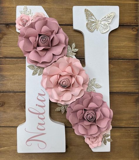 Flower Initial Diy Floral Letters, Cardboard Letters Diy Decoration, Diy Name Signs For Nursery, Letter Design Ideas, Letters Decoration Ideas, Flower Letters Diy, Letter With Flowers, Letters With Flowers, Fillable Letters