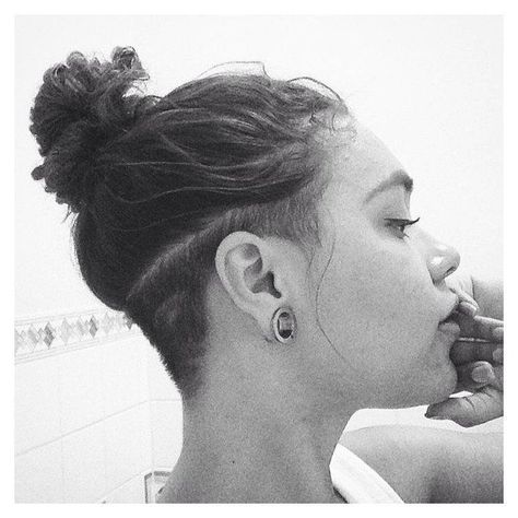 Female Undercut Long Hair, Undercut Curly Hair, Undercut Hairstyles Women, Undercut Long Hair, Half Shaved Hair, Shaved Undercut, Undercut Women, Short Hair Undercut, Shaved Sides