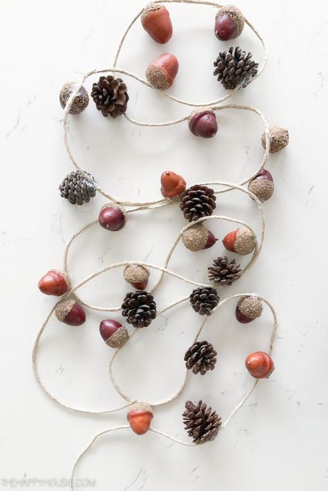 fall decor, DIY fall crafts, fall crafting ideas, homemade acorn garland Autumnal Decor, Acorn Garland, Diy Osterschmuck, Diy Girlande, Pinecone Garland, Decorating For Fall, Fall Acorns, Easy Diy Ideas, Acorn Crafts