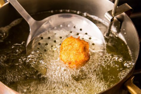 The 5 Rules of Frying / How To Deep Fry Anything Deep Fryer Recipes, Clam Cakes, Deep Fried Food, Minyak Goreng, Crispy Fried Chicken, Deep Frying, Cooks Illustrated, Cooking Oils, Fried Food