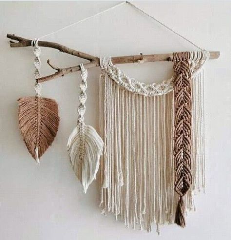 Macrame Feather Wall Hanging, Pola Macrame, Macrame Wall Hanger, Macrame Feathers, Crochet Wall Art, Macrame Knots Tutorial, Boho Crafts Diy, Macrame Knots Pattern, Macrame Wall Hanging Diy