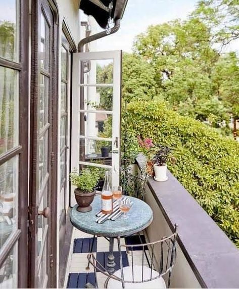 Tile Hacks, Narrow Balcony, Small Apartment Balcony, Small Apartment Balcony Ideas, Apartment Balcony Ideas, Tiny Balcony, Balcony Plants, Diy Ikea, Emily Henderson