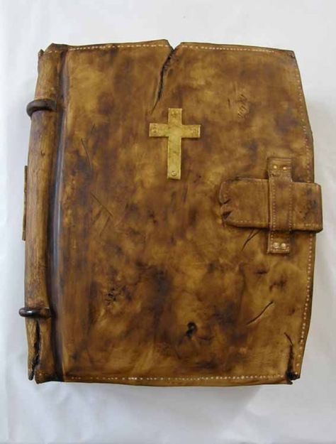 Holy bible Old Bible, Old Time Religion, Oldest Bible, The Holy Bible, Ancient Books, Leather Book, Bible Covers, King James Bible, Prayer Book