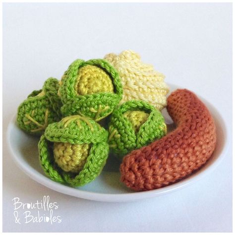 Crochet Doll Tutorial, Confection Au Crochet, Crochet Fruit, Holiday Crafts Diy, Food Patterns, Crochet Food, Crochet Kitchen, Crochet Tapestry, Creation Couture