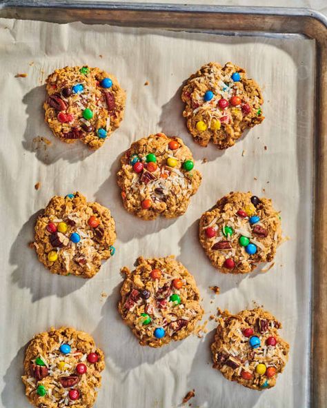 cookies on a sheet tray Packable Breakfast, Recipe With Oats, Oat Cookie Recipe, Chewy Oatmeal Cookies, Foil Packet Dinners, Breakfast Cookie, Breakfast Cookie Recipe, Fair Trade Chocolate, Oopsie Daisy