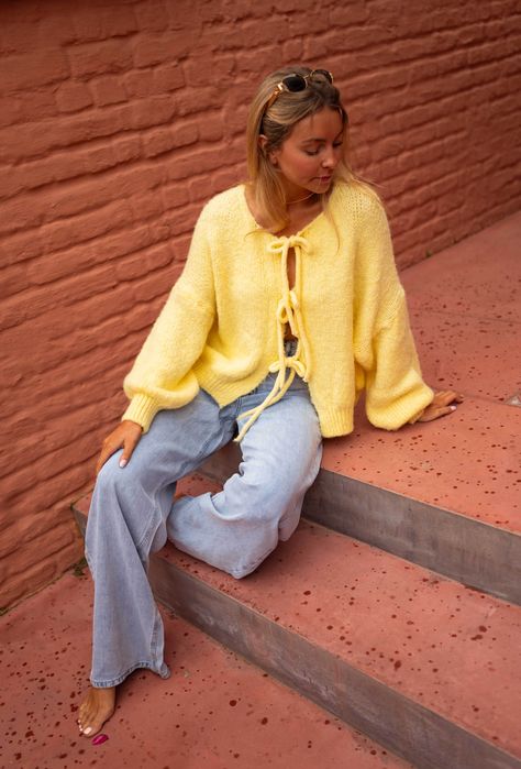 Our yellow cardigan is the perfect layer for those breezy summer nights to come. Featuring long sleeves, bows to tie at the chest, and a loose, flowy fit, it's an instant wardrobe staple. Our model also wears the Marcus jeans One size (fits from us 2-4-6-8) Length 20.08 in - Width 22.44 in 65% acrylic - 17% polyamide - 9% wool - 9% viscose Washing: handwash only Yellow And Jeans Outfit, Simple Colorful Outfits, Yellow Fall Outfits, Therapist Fits, Yellow Cardigan Outfit, Layered Summer Outfits, Yellow Cardigan Outfits, Loose Jeans Outfit, Bright Clothes