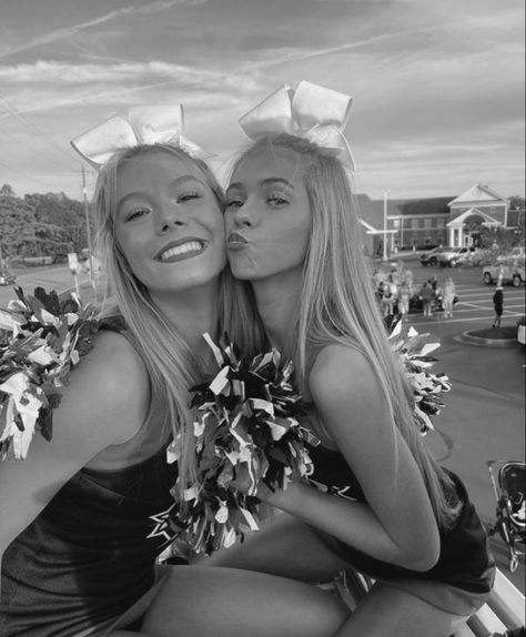 Cheer Photo Ideas Friend Pictures, Highschool Cheerleader Aesthetic, Football Game Photo Ideas, Cheer Friend Pictures, Cheer Pics With Friends, Cheer Picture Poses Group, Fnl Cheer Pictures, Duo Cheer Poses, Cheer Poses For Two