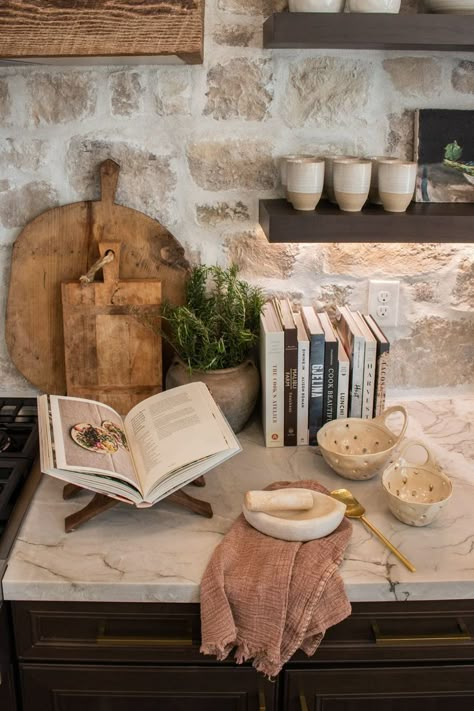 Italian Cottage Kitchen, Italian Kitchen Aesthetic, Italian Cottage, Luxury Kitchen Decor, Temple Home, Lake Kitchen, Italian Farmhouse, Cottage Aesthetic, Italian Kitchen