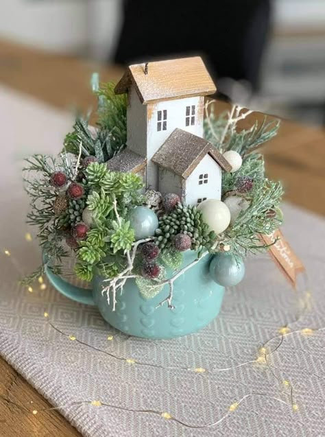 Christmas Tea Cup Crafts, Teacup Arrangements, Ideas Decoracion Navidad, Christmas Arrangements, Holiday Crafts Christmas, Christmas Tea, Garden Decorations, Christmas Ornament Crafts, Decoration Idea