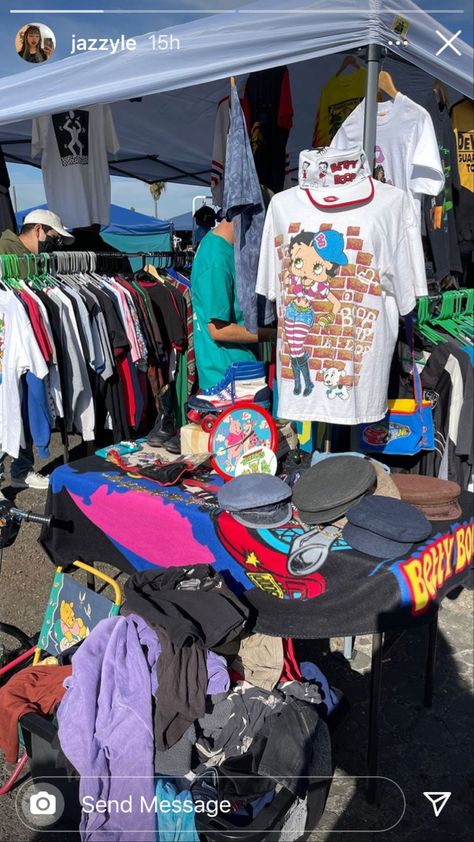 Vintage Flea Market Booth Ideas, Childish Clothes, 2024vision Board, Shopping Aesthetics, Flea Market Aesthetic, Thrift Market, Vintage Store Ideas, Thrift Aesthetic, Festival Inspo