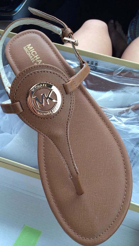 Michael Kors Slippers, Mk Slippers, Mk Sandals, Sandals Design, Outlet Michael Kors, Michael Kors Designer, Mk Wallet, Nice Sandals, Michael Kors Sandals