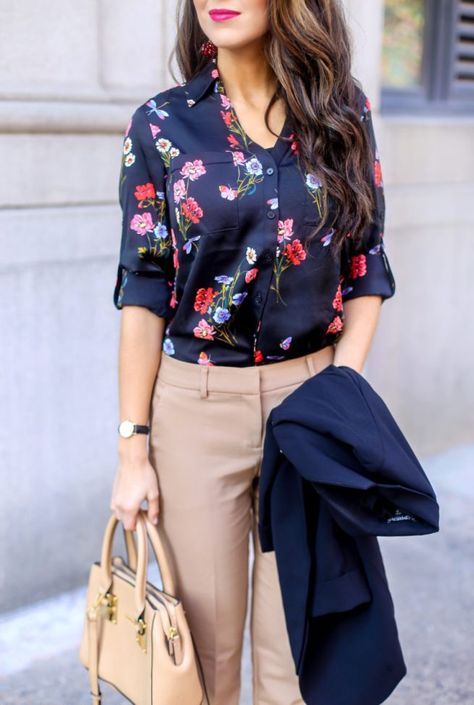 Floral Blouse for Work. Work Wear. Work Outfits. Outfits for Work. Professional Outfits. Floral blouses. Work Pants. #officestyle #workwear #workoutfits Floral Button Down Shirt Outfit, Floral Work Outfit, Floral Top Outfit, Blouses Work, Womens Business Attire, Outfits Floral, Formal Business Attire, Neutral Pants, Floral Blouses