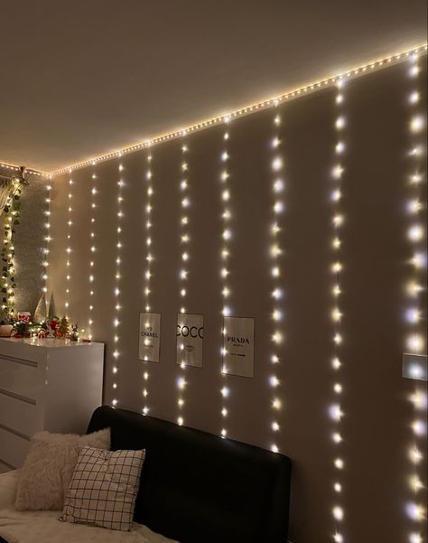 Light Curtains Bedroom, Fairy Lights Curtain, Christmas Curtain Lights, Fairy Lights On Wall, Curtain Aesthetic, Fairy Light Curtain, Christmas Light Curtains, Fairy Lights Bedroom, Curtain String Lights