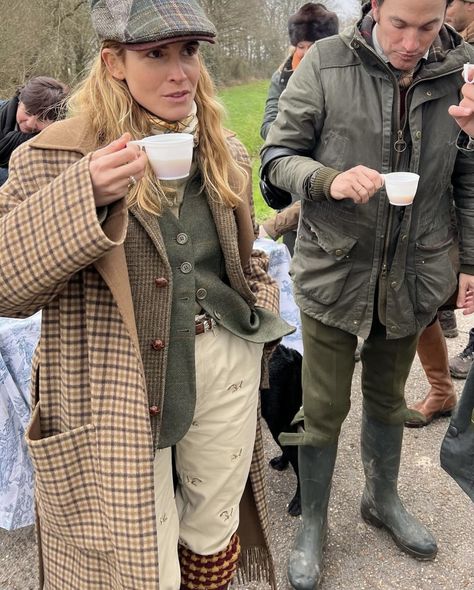 English Country Woman Style, British Outdoor Fashion, English Old Money Aesthetic Outfit, English Fashion Aesthetic, Summer British Style, British Old Money Style, Country Princess Aesthetic, English Country Winter Outfits, English Heritage Style