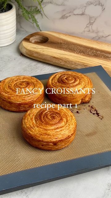 Lafayette Bakery Croissant Recipe, Fancy Croissant Recipe, Circular Croissant Recipe, Round Crossaint, Croissant Wheel Recipe, Rolled Croissant Recipe, Croissant Rolls Recipes, Lafayette Croissant Recipe, Spiral Croissant Recipe