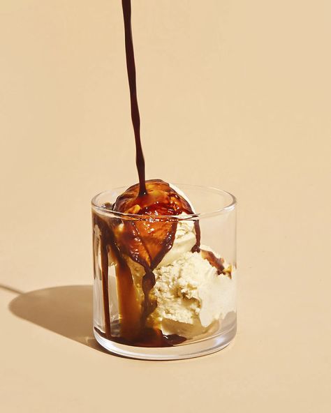 What Is an Affogato? The Best Recipe Starts Here — The Counter Affogato Photography, Afogato Desserts, Espresso Affogato, Ice Cream With Coffee, Kem Vani, Summer Coffee Drinks, Affogato Recipe, Coffee Summer, Dessert Cafe