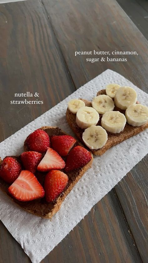 Bread Nutella Strawberry, Peanut Butter Strawberry Toast, Simple Summer Breakfast Ideas, Nutella Strawberry Toast, Nutella And Banana Toast, Snacks With Nutella Easy, Strawberry Toast Breakfast, Peanut Butter And Banana Toast, Healthy Fruity Breakfasts