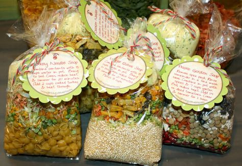 Dry Soup Mixes, Dry Soup Mix Recipes, Soup Mix In A Jar, Homemade Soup Mix, Mason Jar Gifts Recipes, Jar Food Gifts, Mason Jar Soup, Soup Gifts, Gifts From The Kitchen