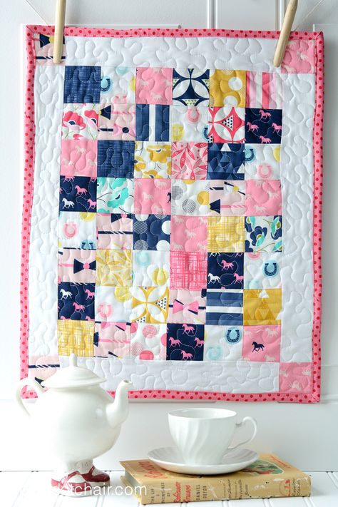 Patchwork Baby Doll Quilt Sewing Tutorial Patchwork Doll, Free Baby Quilt Patterns, Polka Dot Chair, Mini Quilt Patterns, Quilt Block Patterns Free, Patchwork Baby, Baby Quilt Patterns, Beginner Quilt Patterns, Beginner Sewing