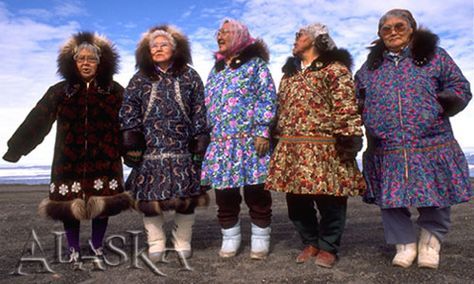 Inuit/Inupiat ladies wearing kuspuks Indigenous Winter Clothing, Manitobah Mukluks Slippers, Traditional Inuit Clothing, Native Alaskan Culture, Alaska Photos, Alaska Fashion, Alaska Travel, First Nations, Alaska