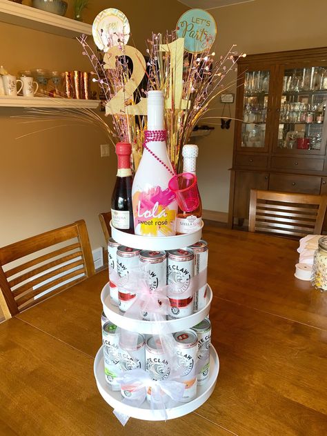 Drink Birthday Gift, White Claw Cakes Diy, White Claw Birthday Cake, White Claw Gift Basket, Cakes Made With Alcohol, 21st Birthday Snacks, White Claw Cakes, 21st Gift Ideas For Her, Girls 21st Birthday Cake