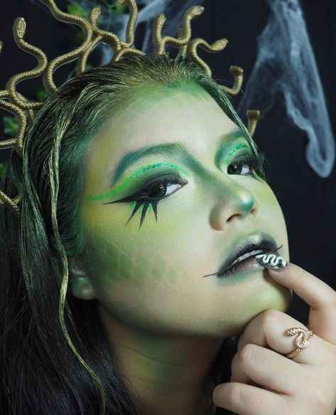 Snake Makeup, Facepaint Halloween, Medusa Makeup, Deuce Gorgon, Goddess Halloween, Medusa Snake, Hair Photoshoot, Snake Girl, Makeup Easy