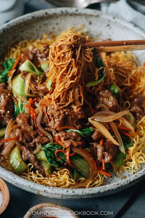 Turn your kitchen into a Chinese restaurant by making crispy pan fried noodles with juicy beef in a rich and savory sauce that tastes too good to be true! Chinese Food Recipes Noodles, Food Recipes Noodles, Recipes Noodles, Noodles Chinese, Fried Noodles Recipe, Pan Fried Noodles, Crispy Noodles, Crispy Beef, Chinese Food Recipes