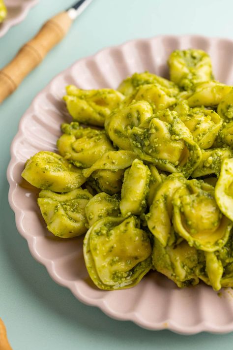 2-Ingredient Pesto Tortellini (One Pot) Tortellini Pesto Recipes, Pesto Tortellini Recipes, Tortellini Aesthetic, Ravioli Pesto, Tortellini Pesto, Pesto Tortellini Salad, Meatless Pasta, Scary Food, Pesto Tortellini